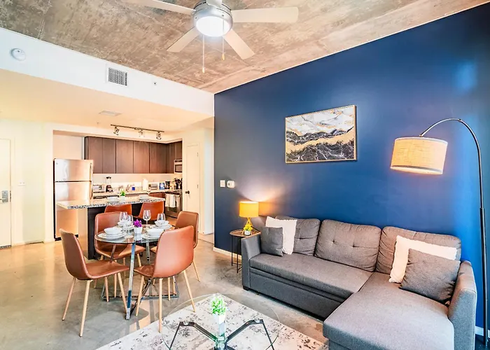 Dt Phx Getaway With Balcony Gym Pool Parking *