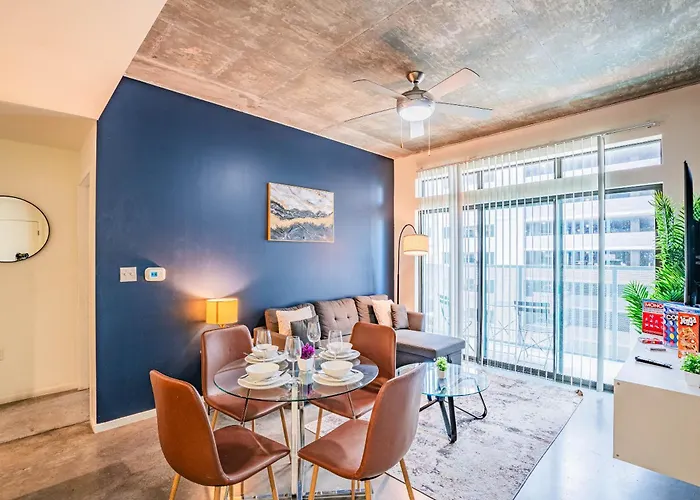 Dt Phx Getaway With Balcony Gym Pool Parking *