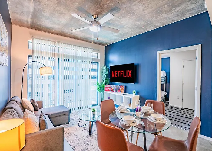 Dt Phx Getaway With Balcony Gym Pool Parking