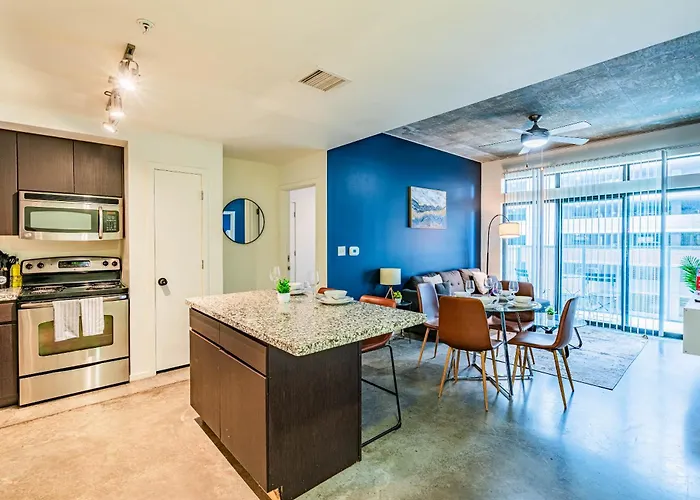 Dt Phx Getaway With Balcony Gym Pool Parking