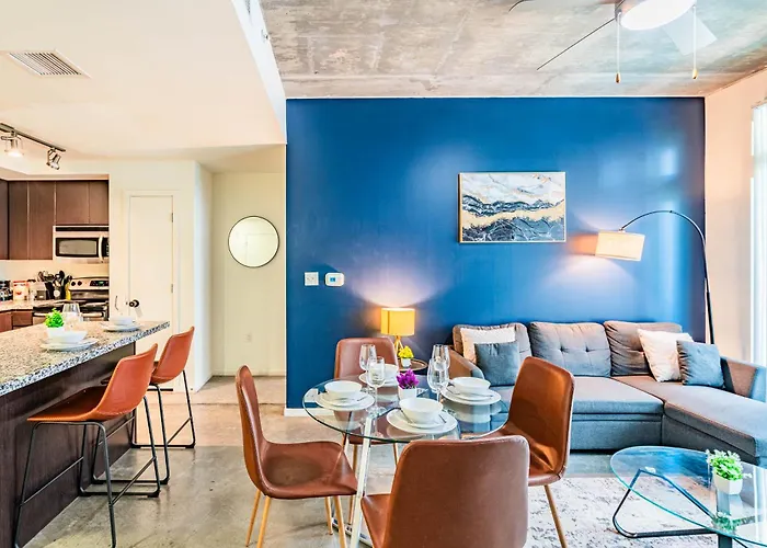 Dt Phx Getaway With Balcony Gym Pool Parking