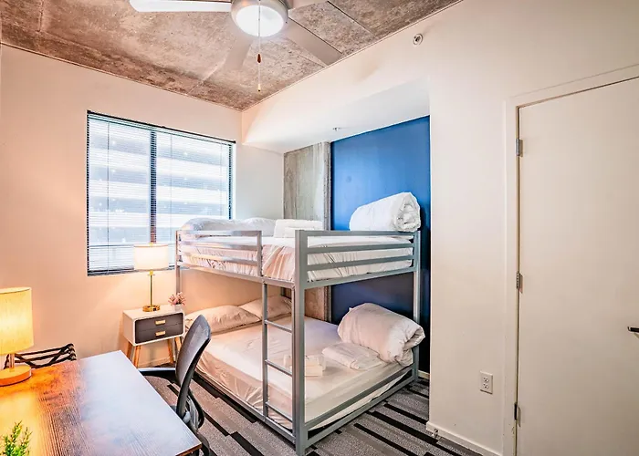Dt Phx Getaway With Balcony Gym Pool Parking *