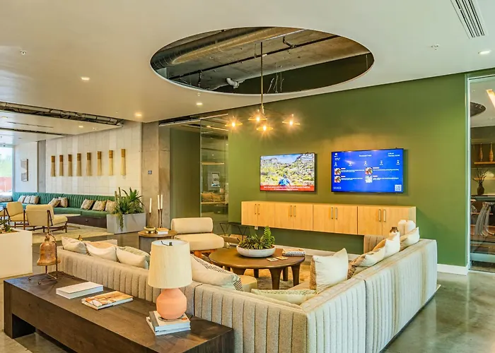 Dt Phx Getaway With Balcony Gym Pool Parking Appartamento