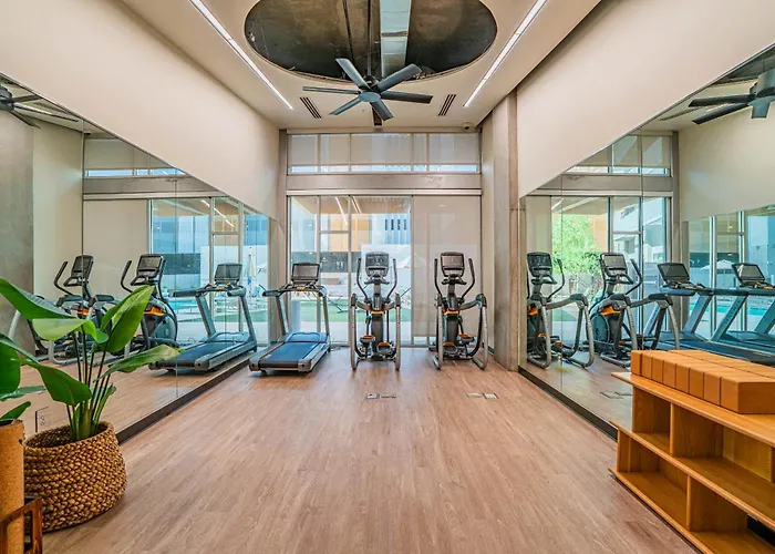 Dt Phx Getaway With Balcony Gym Pool Parking